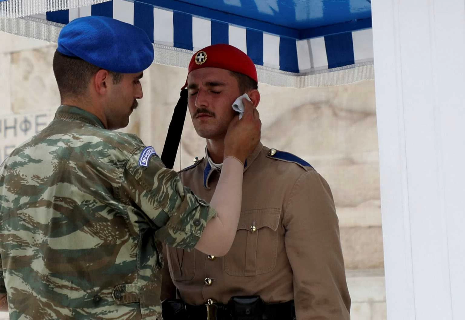 Οι Εύζωνες περήφανοι στον Άγνωστο Στρατιώτη "λιώνουν" από τον καύσωνα